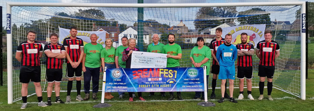 A photo showing Bream Amateurs presnt a cheque to Toucan for Children